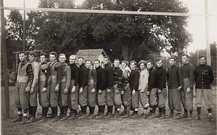 kalamazoo-college-football-team-1906-07-08-09-715.jpg