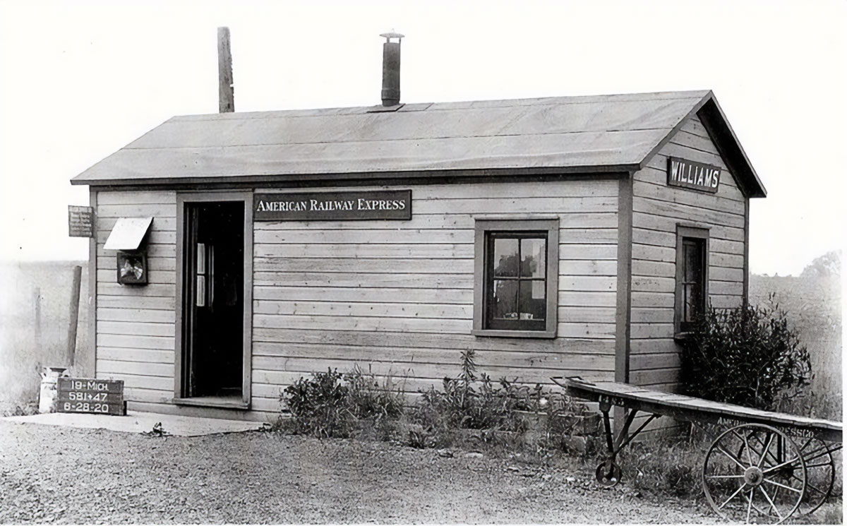 Williams_1920s_depot_Sue_Hodapp-1200.jpg