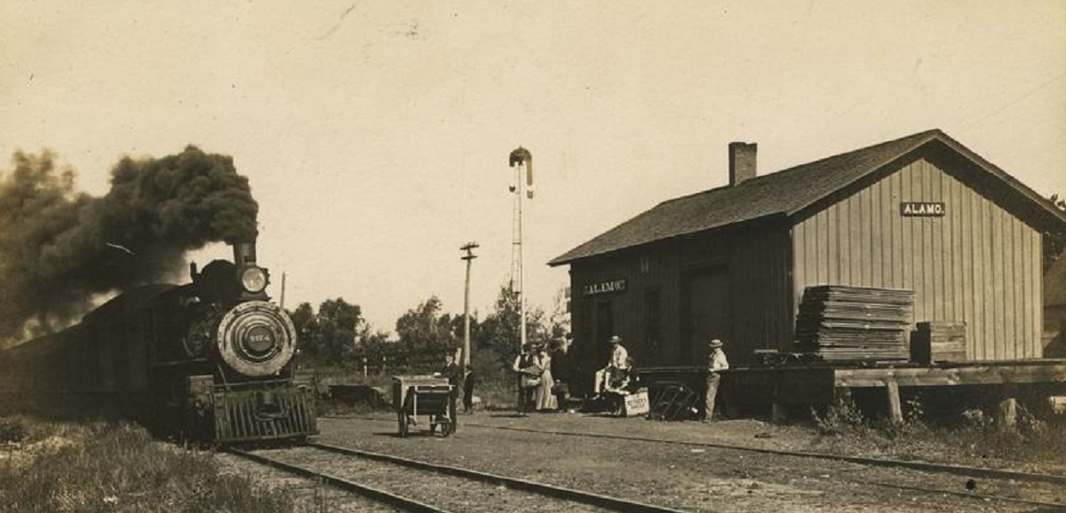 alamo_depot_with_train_and_smoke_dick_godfrey-1200
